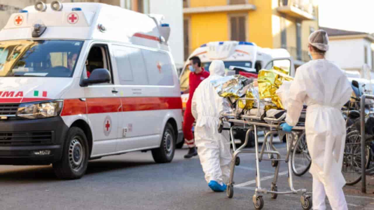 Sono stanco di vivere, 27enne si dà fuoco davanti alla caserma imitando il padre - meteoweek.com