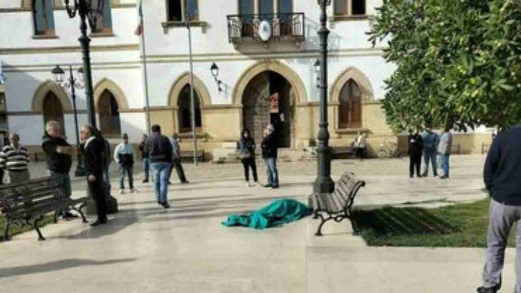 Si siede su una panchina e muore sotto gli occhi dei passanti, in piazza