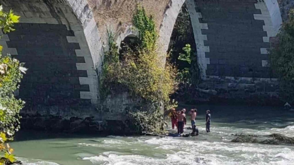 Roma, si fa un selfie a Ponte Milvio ma finisce nel fiume