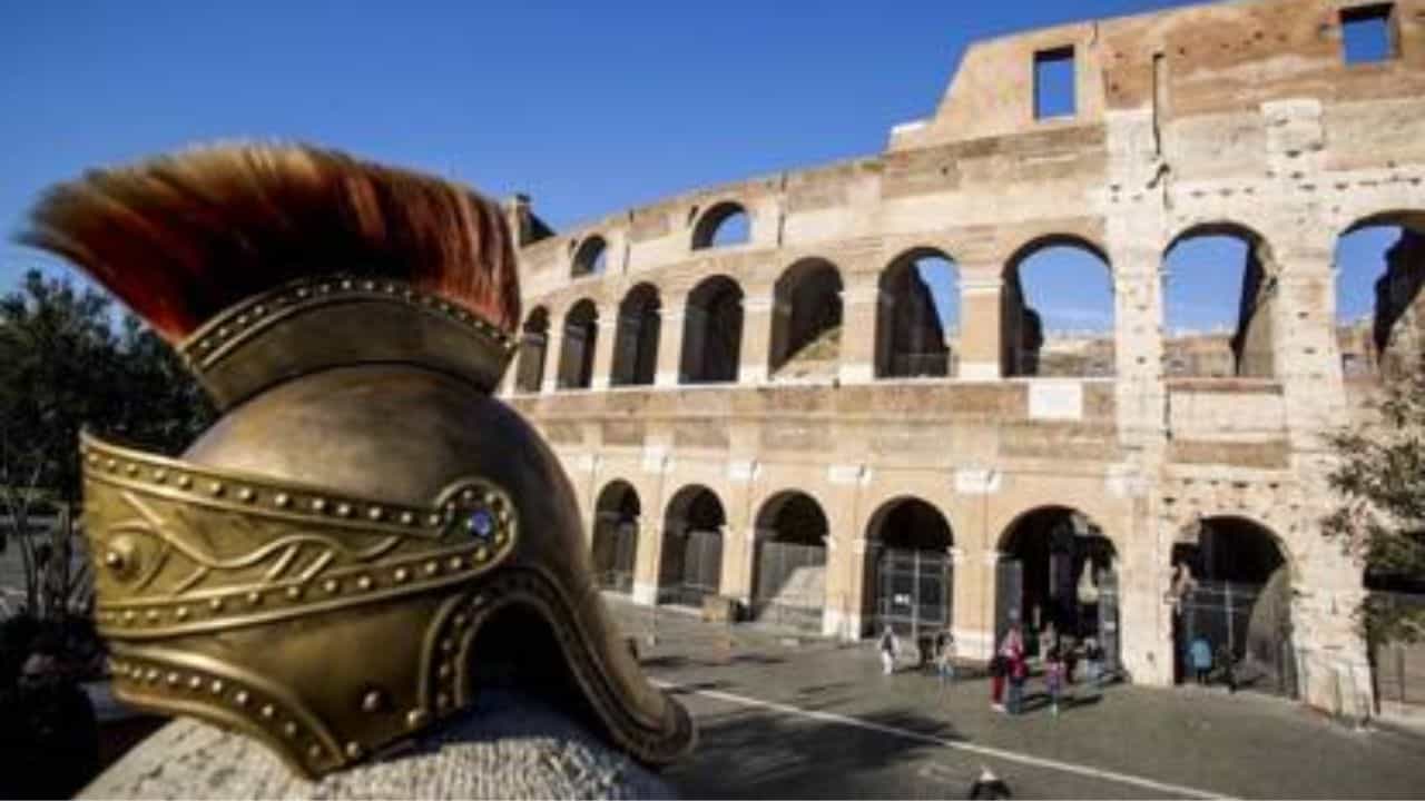 Colosseo, centurioni finiscono in manette minacciavano e aggredivano i turisti - meteoweek.com