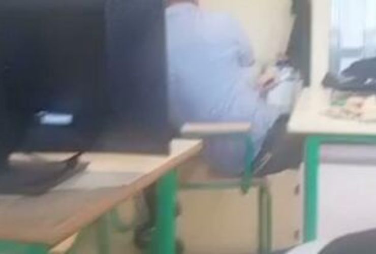 Professore deriso perde le staffe pugno in pancia allo studente, il video sui social - meteoweek.com 