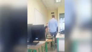 Professore deriso perde le staffe pugno in pancia allo studente, il video sui social - meteoweek.com