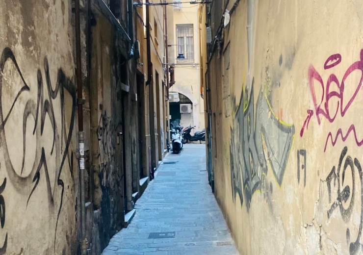 Colpito con una freccia nel centro storico di Genova