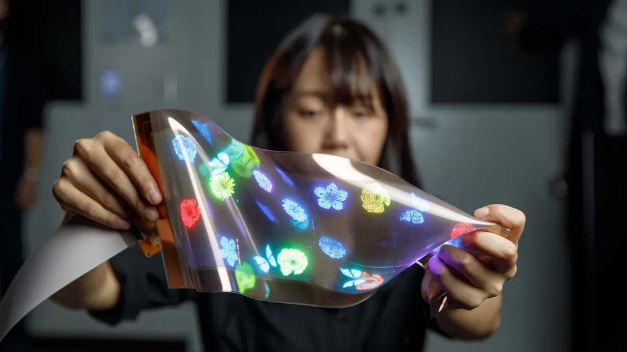 LG mostra il nuovo display che si allunga e si contorce senza rovinarsi, mantenendo intatte le sue qualità