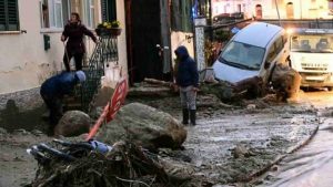 Ischia, anticipata l'evacuazione da Casamicciola oltre 1.100 persone ospitate in hotel - meteoweek.com