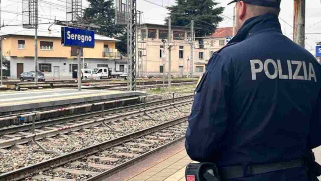 Ragazzo spinto sotto al treno: la lite per un messaggio a una coetanea