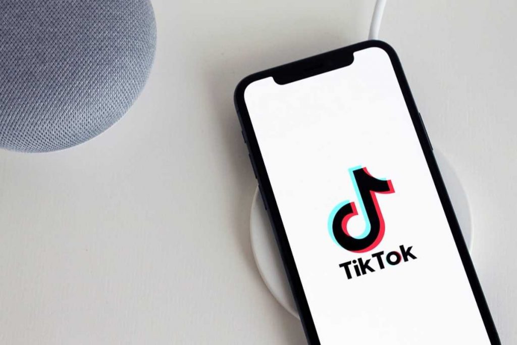 TikTok, la Commissione europea chiede ai dipendenti di disinstalare l’app