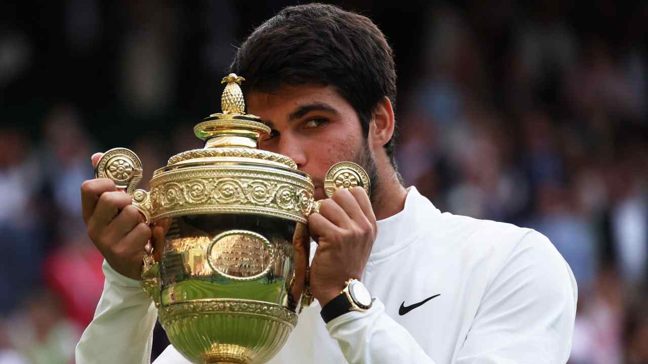 Carlitos Alcaraz con il trofeo di Wimbledon - credits: Ansa Foto. MeteoWeek.com