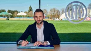 Immagini del rinnovo ufficiale di Marcelo Brozovic - credits: Ansa Foto. MeteoWeek.com