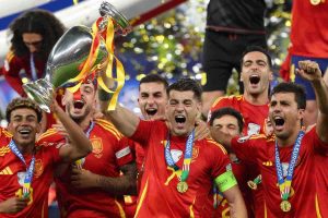 Alvaro Morata alza da capitano la coppa conquistata dalla Spagna