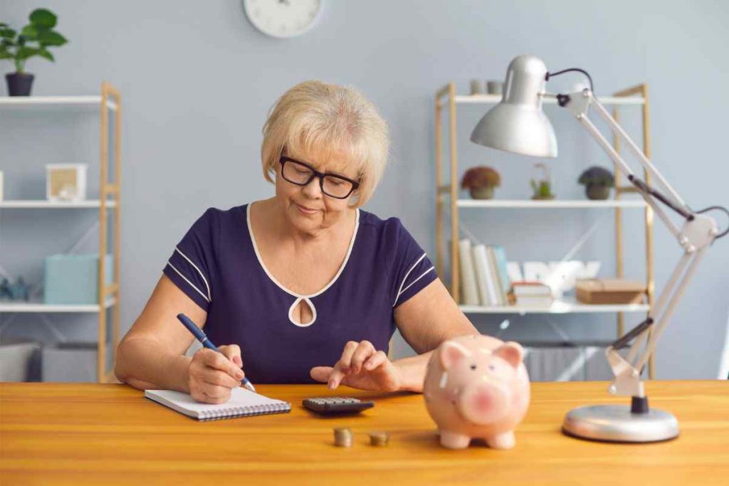 In pensione per le donne a 56 anni e 20 anni di contributi: il modulo da compilare e inviare all’INPS