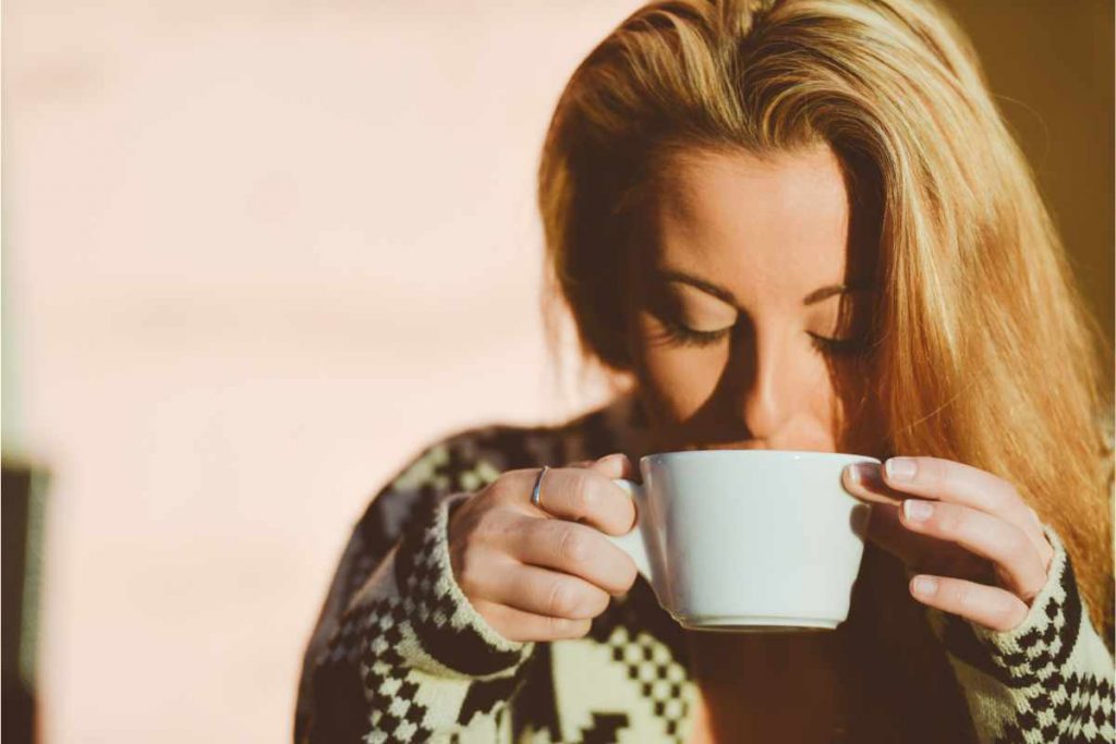 Soffri per la tosse? Questo rimedio naturale della nonna funziona subito: “Un infuso toccasa”